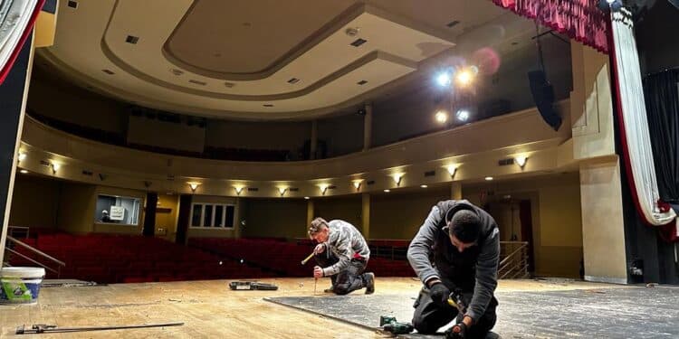 La Casa de la Cultura Carmen Conde renueva el suelo del escenario de su teatro