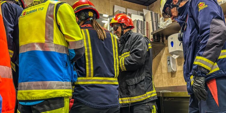 Un trabajador es rescatado por los Bomberos de la Comunidad tras quedar atrapada su mano en una trituradora
