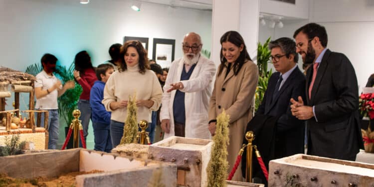 Isabel Díaz Ayuso y Lola Moreno inauguran el nuevo Belén de Majadahonda