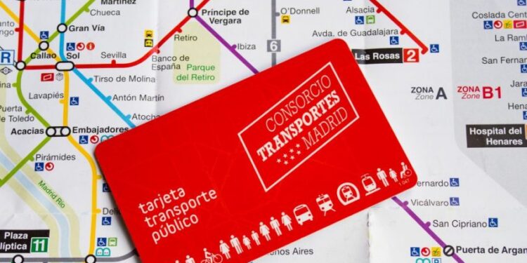 La Comunidad de Madrid mantendrá la rebaja en los abonos mensuales de transporte público en 2024