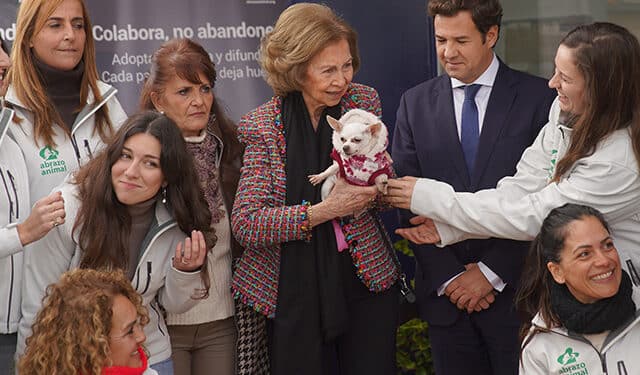 La Reina Sofía visita el Centro Municipal de Protección Animal de Las Rozas