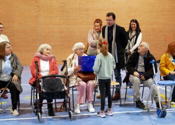 Los escolares de Las Rozas regalan plantas a los mayores por Navidad