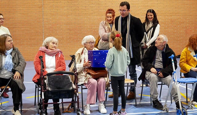 Los escolares de Las Rozas regalan plantas a los mayores por Navidad