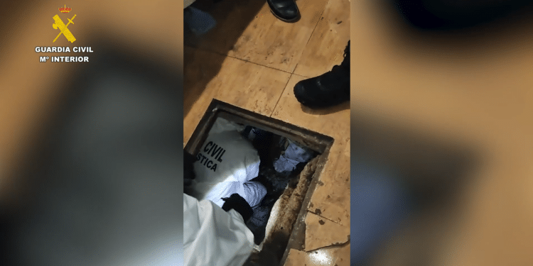 La Guardia Civil detiene a un hombre que agredió sexualmente y retuvo a su pareja con bridas en un zulo | Vídeo