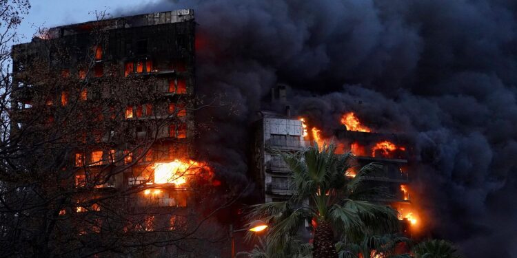 La Unión de Entidades Aseguradoras aclara cómo actuar ante un incendio como el de las viviendas de Valencia