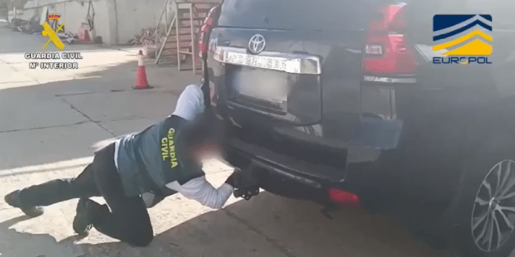 La Guardia Civil desarticula una organización que robaba coches de alta gama para venderlos y blanquear el dinero con criptomonedas | VÍDEO