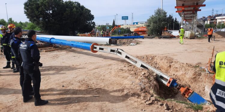 Cae una de las estructuras de la obra de la pasarela de Roza Martín sin provocar heridos