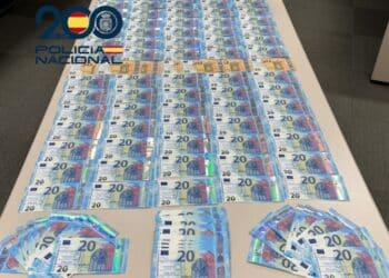 La Policía Nacional detiene a dos varones por introducir billetes falsos mediante compras de teléfonos de segunda mano