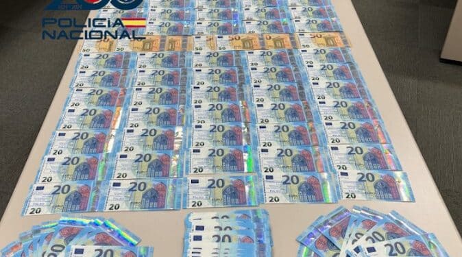 La Policía Nacional detiene a dos varones por introducir billetes falsos mediante compras de teléfonos de segunda mano