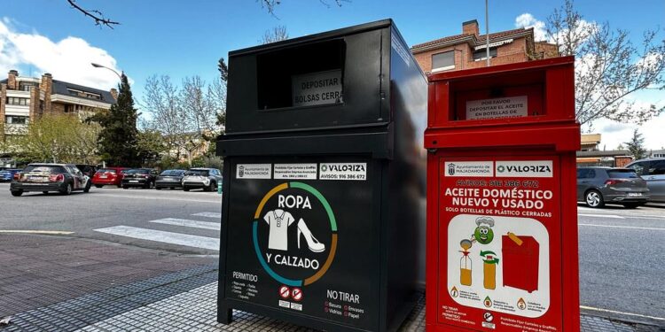Un centenar de nuevos contenedores de reciclaje de ropa y aceite usado en Majadahonda
