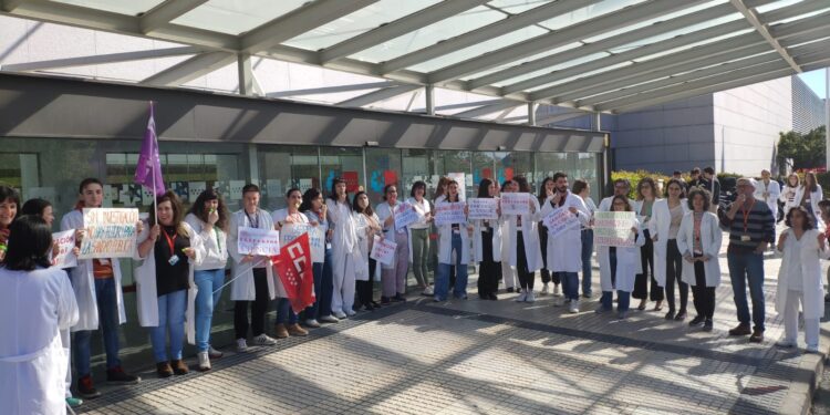 Concentración de trabajadores de las Fundaciones de Investigación Biomédica en el Puerta de Hierro para denunciar el “bloqueo” del nuevo convenio colectivo