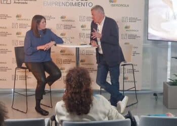 Laurissi combina joyería y poesía