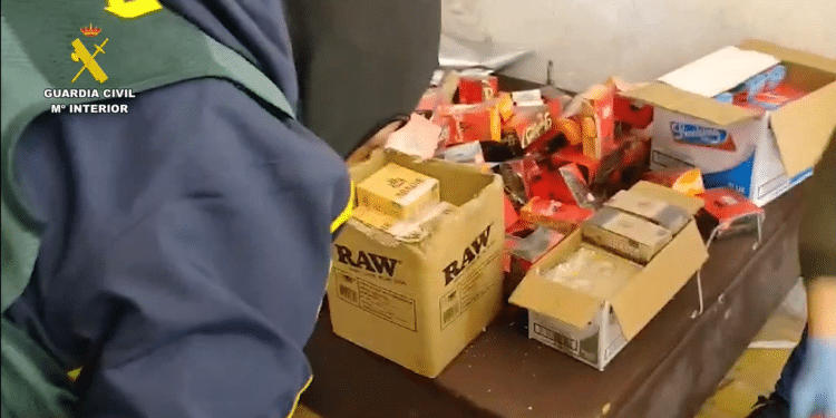 La Guardia Civil desmantela una organización criminal que robaba por el método del butrón y vendía en varios estancos | VÍDEO