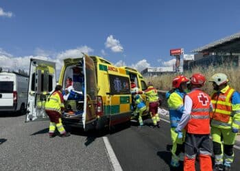 Colisión entre un camión y un turismo en la A6