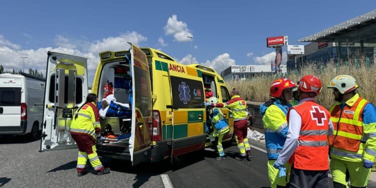 Colisión entre un camión y un turismo en la A6