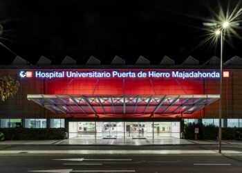 El Hospital Puerta de Hierro, iluminado de rojo con motivo del mes de la Insuficiencia Cardiaca