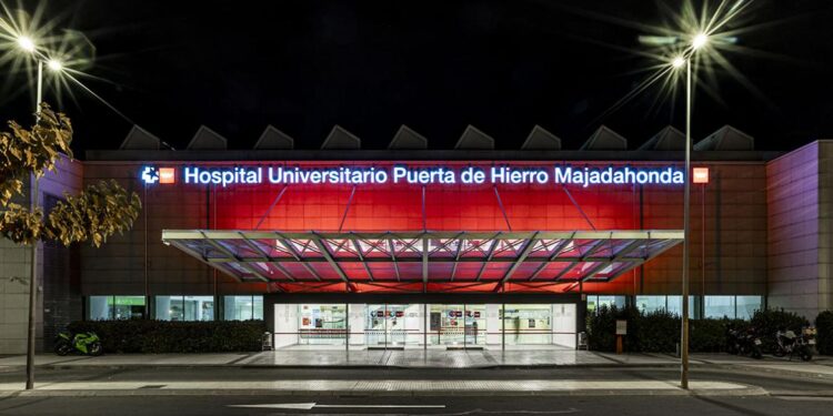 El Hospital Puerta de Hierro, iluminado de rojo con motivo del mes de la Insuficiencia Cardiaca