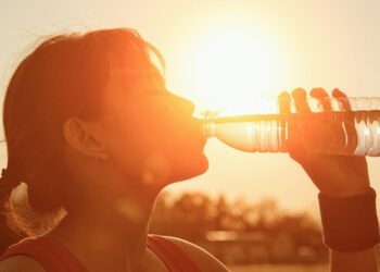Hidratación, protección y planificación, las claves para lidiar con el calor