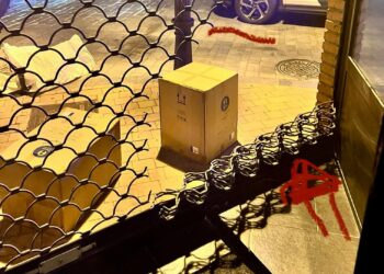 La Policía Local detiene infraganti a dos ladrones mientras robaban en un estanco