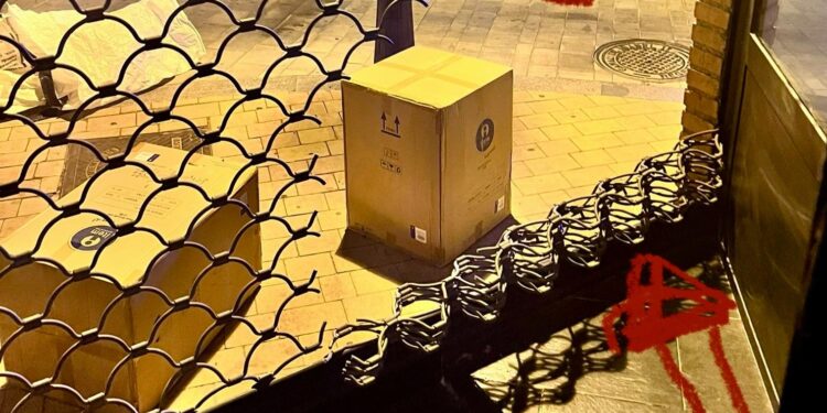 La Policía Local detiene infraganti a dos ladrones mientras robaban en un estanco