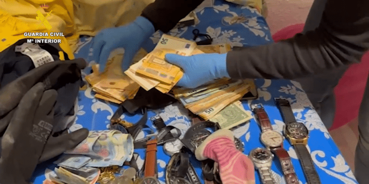 La Guardia Civil desarticula un grupo criminal especializado en el robo de viviendas en urbanizaciones | Vídeo