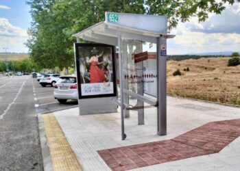 Ocho nuevas marquesinas de autobús renuevan el entorno urbano de Majadahonda