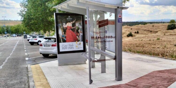 Ocho nuevas marquesinas de autobús renuevan el entorno urbano de Majadahonda