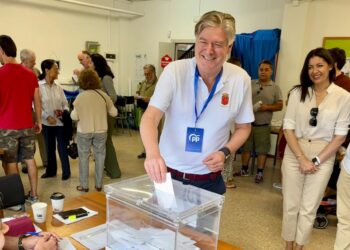 El eurodiputado Antonio López-Isturiz vota en el García Lorca este 9J