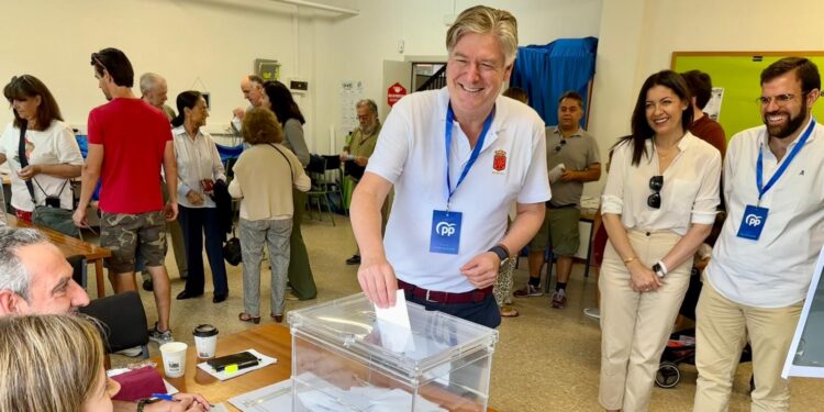 El eurodiputado Antonio López-Isturiz vota en el García Lorca este 9J