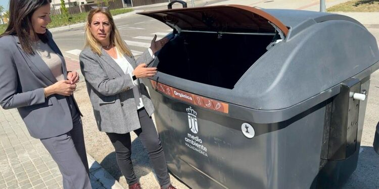 Majadahonda estrena recogida de basura orgánica con los nuevos contenedores marrones