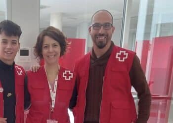 Cruz Roja entrega dispositivos Alexa para combatir la soledad no deseada