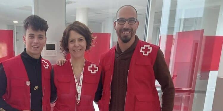 Cruz Roja entrega dispositivos Alexa para combatir la soledad no deseada