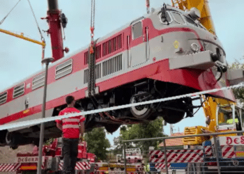 Un vagón blindado y una nueva locomotora llegan al museo del ferrocarril de Las Matas | Vídeo