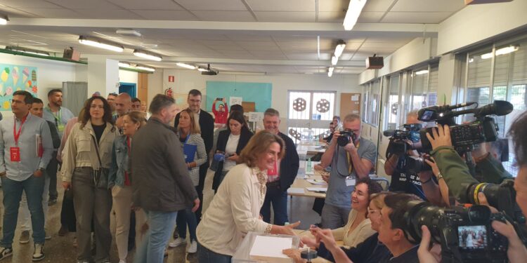 Teresa Ribera vota en el colegio Benito Pérez Galdós el 9J