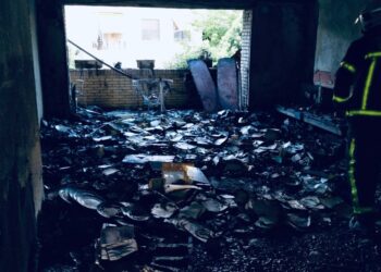 Una vivienda de la calle Isaac Peral de Majadahonda arrasada por un incendio esta mañana