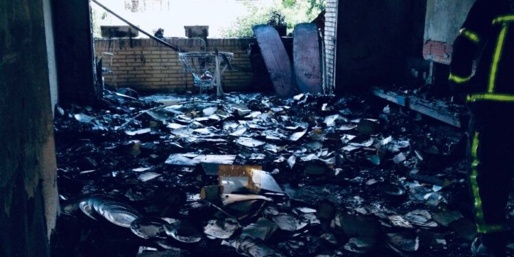 Una vivienda de la calle Isaac Peral de Majadahonda arrasada por un incendio esta mañana