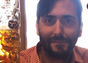 ¡No creerás quien cumple 44 y siempre está en el centro de la acción!