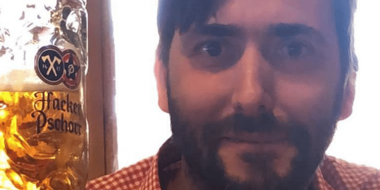 ¡No creerás quien cumple 44 y siempre está en el centro de la acción!