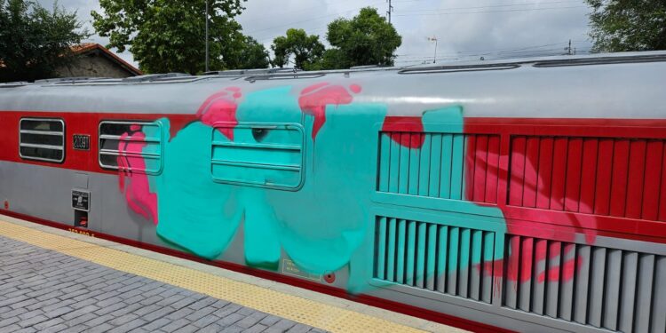 Identificado el presunto autor de las pintadas a la locomotora histórica de Talgo de Las Matas