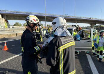 El choque de un vehículo contra el quitamiedos de la M-50 deja un herido grave | Vídeo