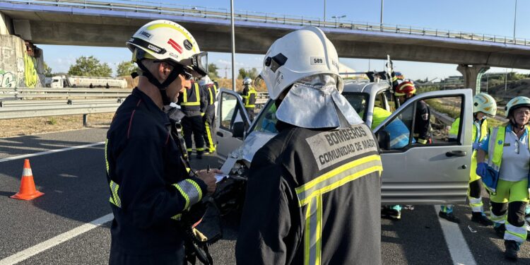 El choque de un vehículo contra el quitamiedos de la M-50 deja un herido grave | Vídeo