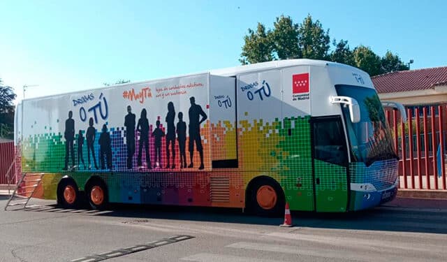 El autobús de la campaña itinerante Drogas o Tú visita esta tarde Las Rozas