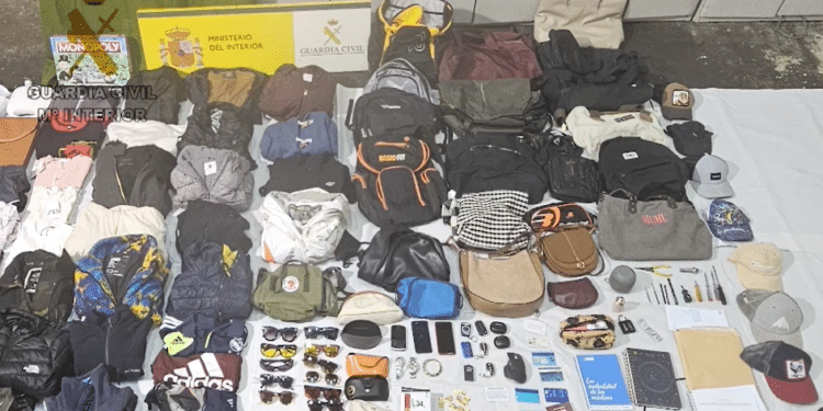 La Guardia Civil detiene a dos personas por su implicación en 40 delitos de robo con fuerza en el interior de vehículos en Majadahonda | Vídeo