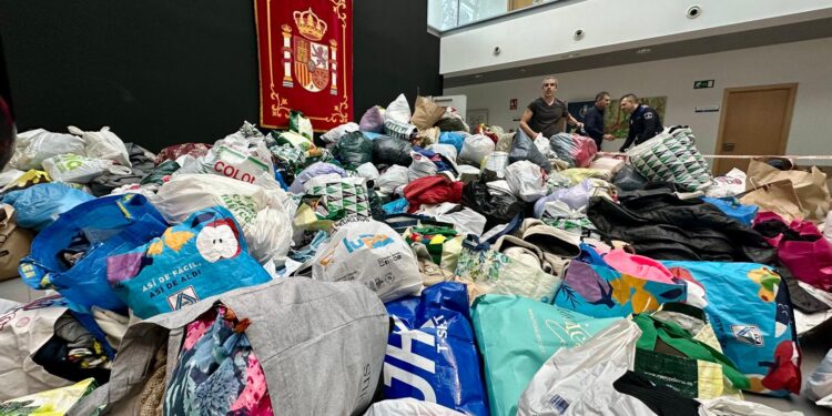 Majadahonda solidaria: punto de recogida de alimentos y enseres para los afectados por la DANA | Vídeo