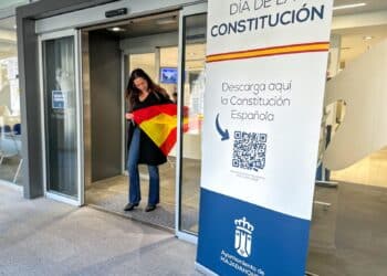 Majadahonda celebra el Día de la Constitución repartiendo banderas entre los ciudadanos