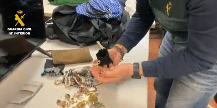 La Guardia Civil detiene a dos personas especializadas en el robo de viviendas en Las Rozas | Vídeo