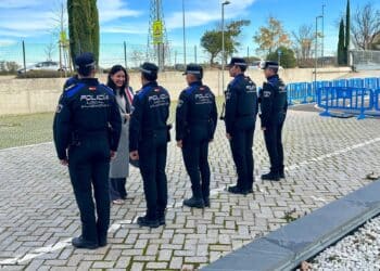 Lola Moreno visita a los nuevos oficiales de la Policía Local