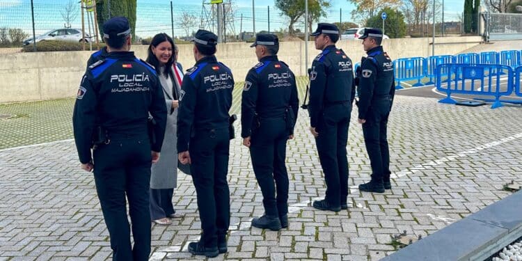 Lola Moreno visita a los nuevos oficiales de la Policía Local