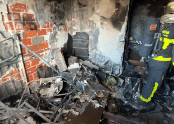 Un incendio arrasa una casa y obliga a desalojar 16 viviendas en Majadahonda | Vídeo