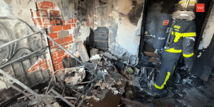 Un incendio arrasa una casa y obliga a desalojar 16 viviendas en Majadahonda | Vídeo